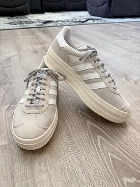 adidas womens Suede Platform Sneaker - Light Gray/White size 9